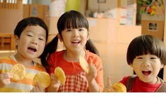 夏休みは三世代で一緒にサクサク食べよう 「亀田のあられ♪おせんべい♪」新CM放映 おなじみのメロディを活かしたオリジナルソングに注目！