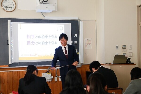 東京都立第五商業高等学校主催の講演会に株式会社ハッピースマイル代表取締役社長兼CEO 佐藤堅一が登壇
