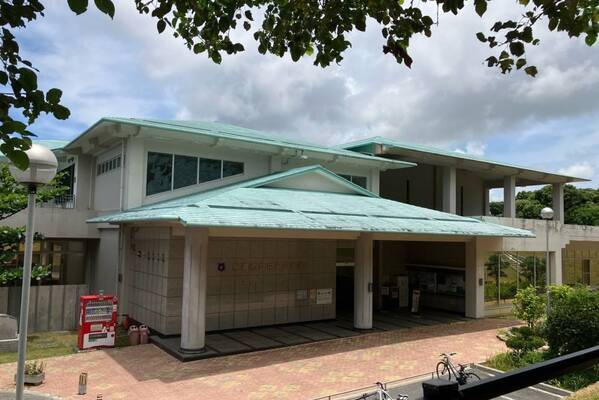 シダックス 沖縄・広島で運営を受託する 2つの図書館で、平和を祈念する初の共同企画 糸満市立中央図書館で「平和の企画展」を開催