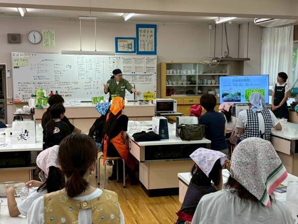 伊藤園×ストラク 千駄谷小学校で子どもたちが和菓子とお茶を学ぶ——「和菓子と日本茶の文化体験イベント」を開催