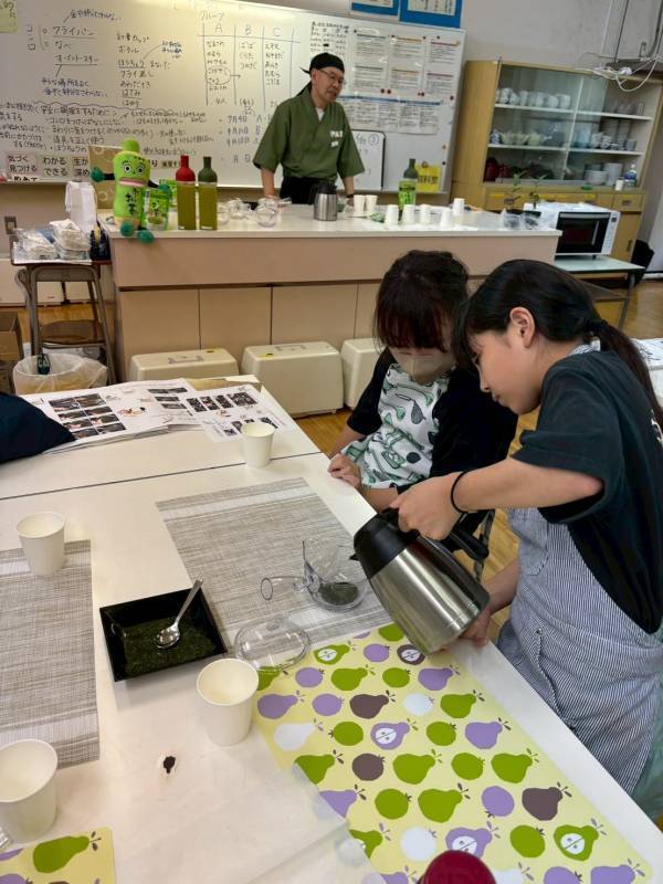 伊藤園×ストラク 千駄谷小学校で子どもたちが和菓子とお茶を学ぶ——「和菓子と日本茶の文化体験イベント」を開催