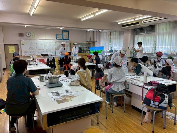 伊藤園×ストラク 千駄谷小学校で子どもたちが和菓子とお茶を学ぶ——「和菓子と日本茶の文化体験イベント」を開催