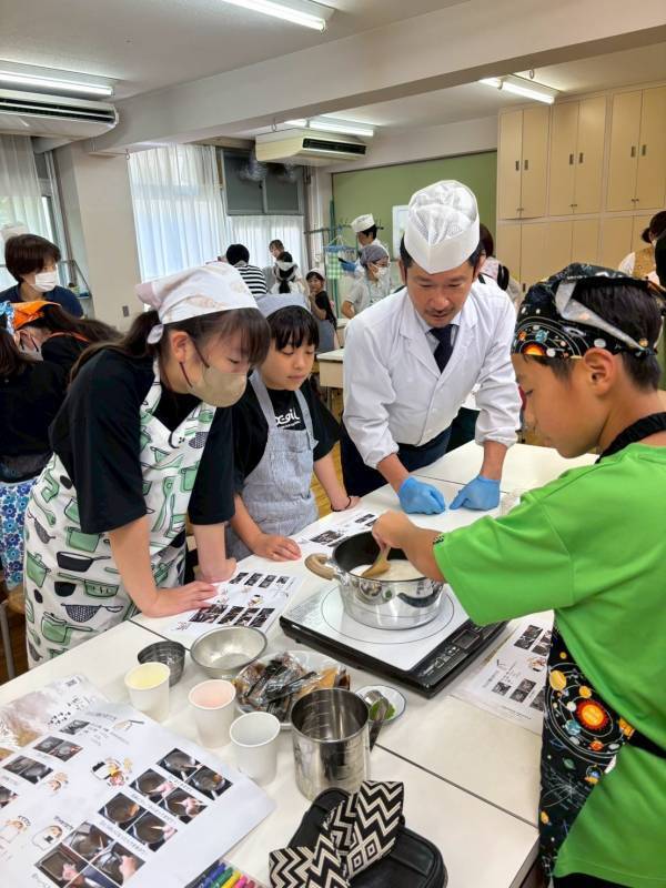 伊藤園×ストラク 千駄谷小学校で子どもたちが和菓子とお茶を学ぶ——「和菓子と日本茶の文化体験イベント」を開催