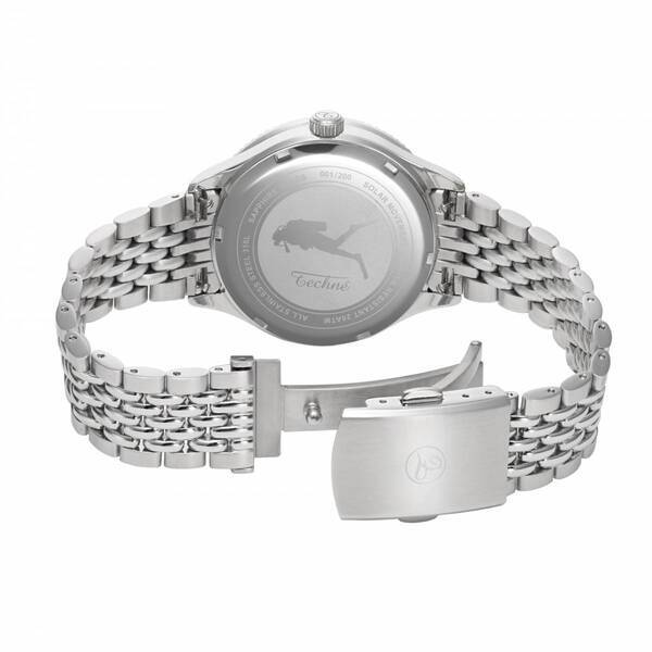 この1本にすべてを。“メテオライト・アベンチュリン×200m防水×ソーラー腕時計”