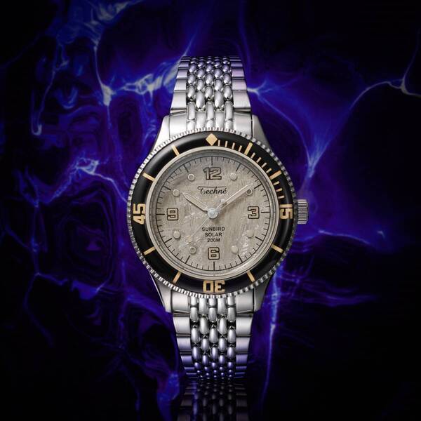 この1本にすべてを。“メテオライト・アベンチュリン×200m防水×ソーラー腕時計”