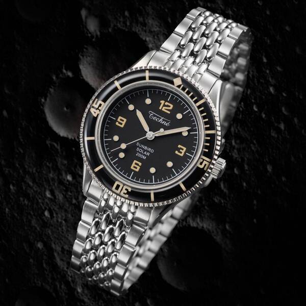 この1本にすべてを。“メテオライト・アベンチュリン×200m防水×ソーラー腕時計”