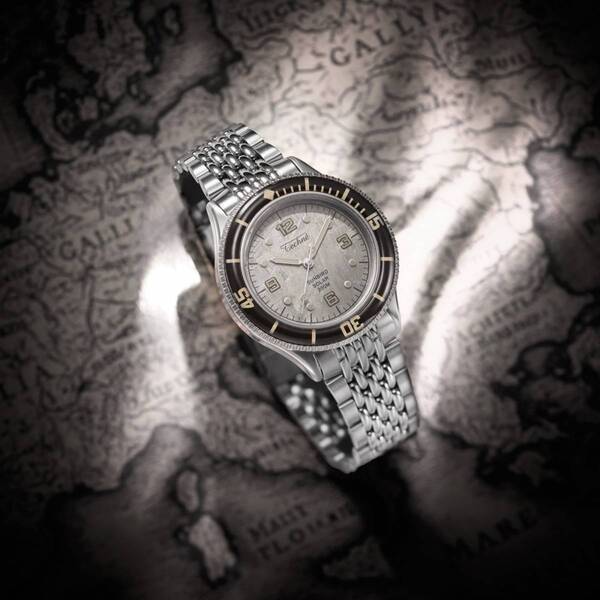 この1本にすべてを。“メテオライト・アベンチュリン×200m防水×ソーラー腕時計”