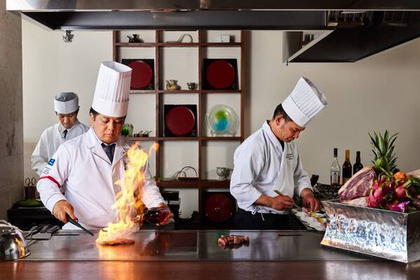 沖縄・瀬長島ホテル│沖縄県産黒毛和牛とイセエビの鉄板焼きが楽しめるランチビュッフェが8月よりスタート