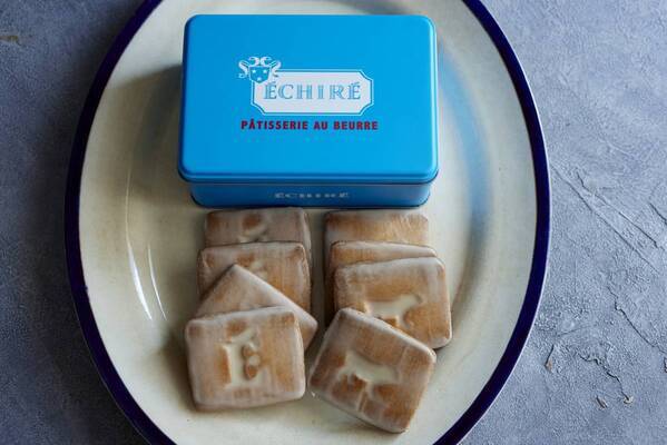 エシレ・パティスリー オ ブールが贈る バレンタイン＆ホワイトデー  ”avec l’amour（愛とともに）”のメッセージをそえて エシレの焼菓子を！ 期間中は限定デザインのタグやショッパーが登場 2025年2月1日（土）～2025年3月中旬