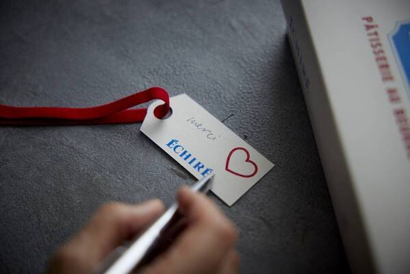 エシレ・パティスリー オ ブールが贈る バレンタイン＆ホワイトデー  ”avec l’amour（愛とともに）”のメッセージをそえて エシレの焼菓子を！ 期間中は限定デザインのタグやショッパーが登場 2025年2月1日（土）～2025年3月中旬