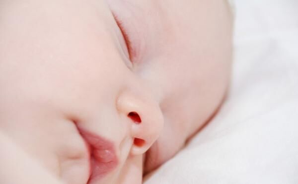 変化する赤ちゃんの睡眠リズム。両親も体調を崩さないように……