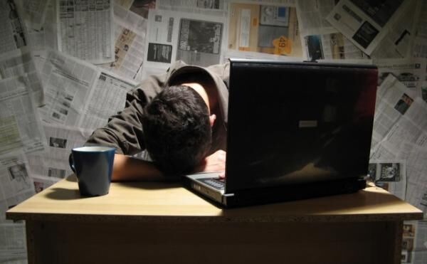 仕事中に眠気をもよおすほどの睡眠不足は長時間労働が原因？！