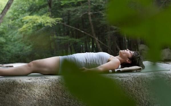 深呼吸による安眠法。「幸せホルモン」を増やしてぐっすり眠る
