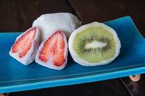 和のやさしい甘さと喉ごしのよさで、おやつに食べればほっと一息つけるのではないでしょうか。近年では、パンや洋菓子の材料にしたり、冷たくても柔らかいのでアイスやかき氷のトッピングにしたりなど、活躍の場が広がっています。そこで今回は、求肥の魅力を探りながら、求肥を楽しめるレシピをご紹介。