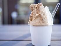 ひと口食べた瞬間、素材の味がふわっと広がる「ジェラート」。濃厚でありながら、後味はすっきりさわやか。暑い季節にぴったりのデザートです。今回は、アイスと似ているようで、まったく違う、ジェラートの魅力と、おうちで作れる本格的なジェラートレシピをご紹介します！