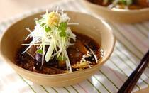 じゅわっとだしが染みたナスの煮浸しは、夏の定番おかず。とろけるような食感とだしの旨みを楽しみたいなら、基本のコツを押さえておきたいですね。この記事では、ナスだけでなく他の野菜を使った煮浸しレシピも8品ご紹介。レンジで簡単調理、作り置き可能なアレンジも満載。副菜やあと一品ほしい時に役立ちます。