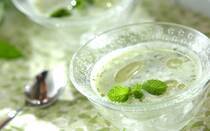 今回は、野菜をたっぷり使った冷製スープの人気TOP10レシピをご紹介します。なめらかな口当たりとひんやりとした喉ごしの良さが食欲が落ちがちな夏にぴったり。枝豆やトマトなどの定番夏野菜のほか、ミントやナス、豆腐を使った清涼感あふれるアレンジレシピも必見です。