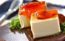 あと一品ほしいときにぴったりの「冷奴」。豆腐を切って薬味を添えるだけの手軽さが魅力ですが、どうしてもマンネリ化しがちですよね。今回は、そんなお悩みを解決する冷奴のアレンジレシピを8選ご紹介！梅ダレや中華風のジャコトッピング、濃厚アボカドディップなど、食卓に新たな彩りを加えるレシピが満載です。