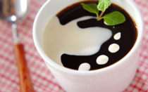 ひんやり＆ほろ苦のコーヒーゼリーは、夏に大人気のデザート。<br /><br />インスタントコーヒー＆ゼラチンがあればあっという間に完成する手軽さが魅力。思い立った時に、おうちですぐ作れるのがうれしいポイントです。