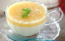 暑い夏に旬を迎える「桃」。みずみずしい果肉と上品な甘さは期間限定でしか味わえない特別なごちそうです。そこで今回は、夏に食べたい！桃の人気レシピTOP5をお届け。シンプルに剥いて食べる以外にも、スイーツや料理においしい食べ方はたくさん！桃の皮を簡単に剥く裏技も紹介しているので、ぜひ参考にしてください。