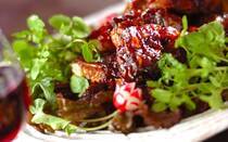 イタリア生まれの「バルサミコ酢」。フルーティーな酸味とまろやかなコクがあり、さまざまな料理に活用できます。しかし、登場機会が少なく、使い道に悩んでいる方も多いでしょう。そこで今回は、レパートリーが広がる「バルサミコ酢」の活用レシピをお届け。