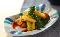 夏野菜の代表とも言えるキュウリ。漬物やサラダなど生で食べる機会が多い野菜ですが、炒めると香ばしさがぐっと増して、驚くほどおいしくなります。今回は、そんなキュウリの魅力を再発見できる、炒め物レシピ8選をお届け。