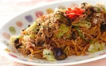 お手頃価格が魅力の「焼きそば」をもっとおいしく作りたい！という方にぴったりなレシピを6選ご紹介します。定番のホットプレート焼きそばから、カレー風味や塩辛アレンジまで。毎日でも飽きずに楽しめるラインナップのなかから、きっとお気に入りが見つかります。