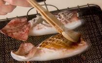 毎日暑くて外遊びを控えたいけれど、家にいるのも飽きてしまう…そんなときはおうちで夏祭りを開催しましょう！今回は、焼きとうもろこしや焼きそばなどの定番から、映えるいちご飴や冷たいかき氷まで。おうちで屋台気分を味わえる7つのメニューを集めました。