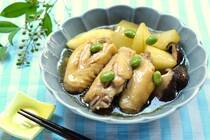 高温多湿で、体内の熱や水分がこもりやすい日本の夏。そんな夏の身体を優しくケアする栄養が詰まった、冬瓜について紹介します。「冬瓜と手羽先の煮込み」の作り方も！<br />