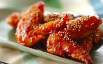 食欲がないときや、しっかり栄養をつけたいときは韓国料理でパワーチャージすると良いですよ。今回は、ヤンニョムチキンやチーズタッカルビなど、人気の韓国料理レシピを8選ご紹介します。キムチの辛さやゴマ油の風味で食欲倍増！ 暑い日の夏バテ対策にもおすすめのレシピ満載です。