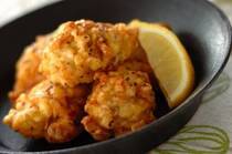 手軽に手に入るようになった「炭酸水」。すっきりとした飲み口で人気ですが、実は料理に使うことで、ごはんがふっくら食感に仕上がったり、揚げ物がサクッとできたりと、うれしい効果がたくさんあるのをご存じですか？今回は、炭酸水の意外な料理活用法と、そのメリット、炭酸水で作る揚げ物レシピを5選ご紹介します。