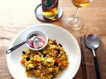 夏野菜をたっぷり使った「チキンカレーピラフ」と、スパイスを効かせたヨーグルトに野菜や果物を和えたインドの副菜「ライタ」の作り方を紹介します。また、イタリアの甘口ワインとのペアリングも愉しみましょう。