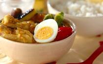 さらりとした「スープカレー」は胃に重たくなくて、暑い季節にぴったり！スパイシーな風味が食欲をそそり、野菜もたっぷりと食べられます。普通のカレーではちょっと重い…という方にもおすすめです。そこで今回は、「スープカレー」の作り方や人気レシピをお届け。