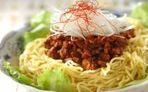 連日猛暑が続き、あっさりしたそうめんなどで食事を済ませがちですが、たまにはスタミナがつく「ジャージャー麺」はいかがでしょうか？つるんとした中華麺に肉味噌がよくからみ、ピリッとした辛さが中毒性120％！栄養もしっかり摂れて、夏バテ予防にもなります。今回は「ジャージャー麺」の人気レシピを一挙ご紹介。