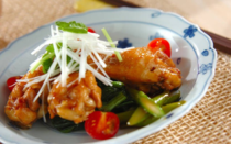 口に入れた瞬間に柔らかくほどける＜ホロホロチキン＞は、じっくりと煮込んだ旨味が広がる至福の一品。鍋に材料を入れたら、あとはほとんど手間いらずで完成！ほかのメニューと並行して作れるのも人気のポイントです。