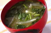 忙しい日にうれしい【ホウレン草のみそ汁】アク抜きは必要？より楽しめるアレンジレシピ5選も