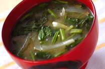 毎日の食卓に欠かせないおみそ汁。数ある具材の中でも、緑が鮮やかな「ほうれん草のみそ汁」は人気の一品です。今回は、ほうれん草のみそ汁の丁寧な作り方と「アク抜きは必要なの？」いう疑問にお答えします。さらに、ほうれん草に合わせたいおすすめ具材5選もご紹介します。