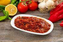 チュニジアの伝統調味料「ハリッサ」は、2022年にユネスコ無形文化遺産に登録されました。家庭ごとにレシピが伝わるほど、人々の暮らしに深く根付いた存在です。今回は、ハリッサの特徴や歴史、いつもの料理に取り入れやすい活用法をご紹介。異国情緒あふれる味わいを堪能してみませんか？