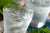 料理の名脇役として欠かせない「青しそ」。天ぷらや薬味でなじみ深いしそはドリンクにしても、すっきりとした味わいが楽しめます。今回は、しそで作る爽快感たっぷりのドリンクレシピを5選ご紹介！また保存方法や赤しそと青しその違いなどもあわせてご紹介します。