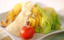 食費を抑えつつ、おいしくて栄養のある食事を作りたい。そんな方におすすめなのが、価格が下がってきたキャベツです。サラダやステーキ、炒め物など、どんな調理法でもおいしい万能野菜。今回は、そんなキャベツをまるごと使い切る大量消費レシピを7選ご紹介します。毎日の食卓にぜひ取り入れてみてください。