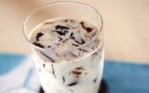 暑い日が続くと、つるんと冷たい「ゼリー」がいつも以上においしく感じられますよね。ゼラチンさえあれば、あとは冷蔵庫にあるフルーツやジュースなどで手軽に作れます。おやつや食後のデザートにいかがですか？そこで今回は、初心者でも簡単に作れる「ひんやゼリー」をのレシピをお届け。