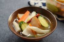 韓国の伝統的な発酵食品のひとつ。唐辛子を控えめにして、さっぱりとした漬け汁と野菜を楽しむ、日本でいうなら浅漬け的な料理です。お子さんや辛味が苦手な人でも食べられる優しい味わいです。