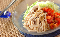 残暑が続くこの季節、食卓ではバンバンジーがまだまだ大活躍！香ばしいゴマダレと、しっとりゆで鶏の組み合わせが絶妙で、食欲が落ちがちなときでも箸が進みます。<br /><br />今回は、そんなバンバンジーのレシピ8選をお届けしますよ。