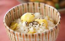 秋の味覚、栗といえば、ホクホク甘い栗ごはんを思い浮かべる方も多いのではないでしょうか。実は、古くから愛されてきた日本の郷土料理としても知られているんですよ。この記事では、生栗から作る本格的な王道レシピから、甘露煮やむき栗を使った時短レシピまで、絶品の栗ごはんを4つご紹介します。