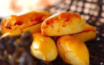 ホクホクとしたサツマイモの甘みと、バターの豊かなコク。焼き立ての香ばしい香りに、思わず手が伸びるスイートポテトは、秋の味覚の代表格です。今回は定番からアレンジまでスイートポテトのレシピを8選ご紹介。裏ごし不要のお手軽レシピもぜひ試してみてくださいね。