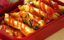 カボチャと言えば、やっぱり「煮物」！カボチャ特有の甘さとねっとりとした食感がおいしく、作り置きやお弁当にも向いています。今回は、基本の作り方をはじめ、お肉入りのアレンジ煮物や、余った煮物のリメイク術などをご紹介。基本をしっかり押さえつつ、自分好みの煮物をマスターしましょう。