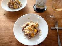 生栗は渋皮のほろ苦さや香ばしい香りに、やさしい甘みが重なって、秋らしい滋味深い味わい。「栗と鶏のチーズリゾット」の作り方を紹介します。素材の旨みを吸ったご飯に栗を加え、チーズでまろやかにまとめた一皿は白ワインと好相性。チーズはコンテを選びましたが、市販の粉チーズでも十分美味しく仕上がります。<br />