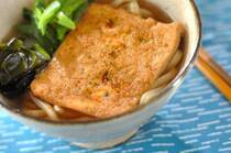 うどん屋さんでよく目にする「きつねうどん」と「たぬきうどん」。シンプルな具材ながら、地域によって呼び名や意味が違うのをご存じでしょうか？<br />そこで今回は、きつねうどんとたぬきうどんの違いや、油揚げと揚げ玉で作るうどんのアレンジレシピを3選ご紹介します。