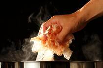 かつお節はカツオを煮たあとに煙でいぶして乾燥させた保存食品。汁物の出汁を取るのに使われたり、おかずの仕上げにまぶしたりなど、日本食には欠かせない食材ですよね。今回はそんな「かつお節」の魅力を深堀り！歴史や産地など誰かにちょっと教えたくなるプチ情報と、お手軽レシピをお届けします。<br />