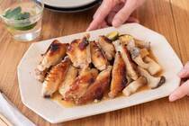 みそのコクにかんきつの酸味を合わせた、さっぱりなのにコク深い手羽中レシピ。トースターで焼くだけだから忙しい日にもぴったり。たんぱく質やビタミンB群、クエン酸が摂れて、疲れた日の栄養補給にもおすすめです。